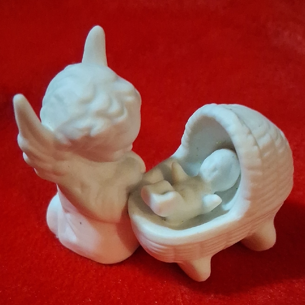 Vintage Goebel Germany White Angel Kneeling By Baby Jesus In A Cradle Like New